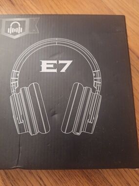 E7 Over-Ear Headphones - Red